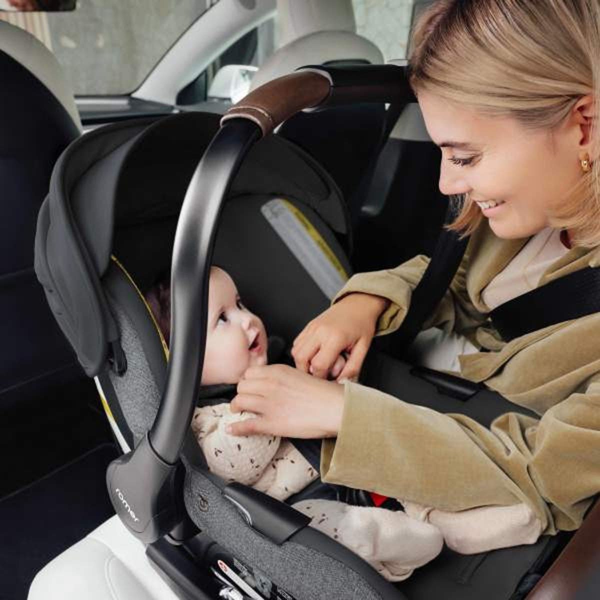 Juni Infant Car Seat with Versa Base - Peppercorn